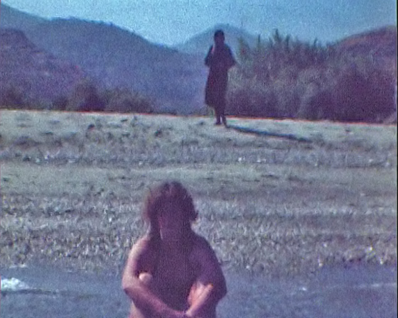 02-Kampos-1009-Barbara sitzt im Meer - hinten griechische Frau 560 02-Kampos-1009-Barbara sitzt im Meer - hinten griechische Frau 560