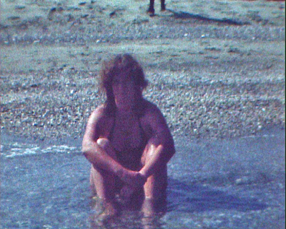 02-Kampos-1014-Barbara sitzt im Wasser 560 02-Kampos-1014-Barbara sitzt im Wasser 560