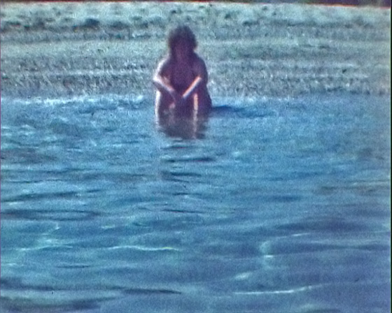 02-Kampos-1052-Barbara schaut sich Lichtspiegelungen im Meer an 560 02-Kampos-1052-Barbara schaut sich Lichtspiegelungen im Meer an 560