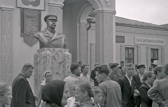 57-M01-0009--Bahnhof-1 (13 Uhr)-Stalin-Büste-560 57-M01-0009--Bahnhof-1 (13 Uhr)-Stalin-Büste-560