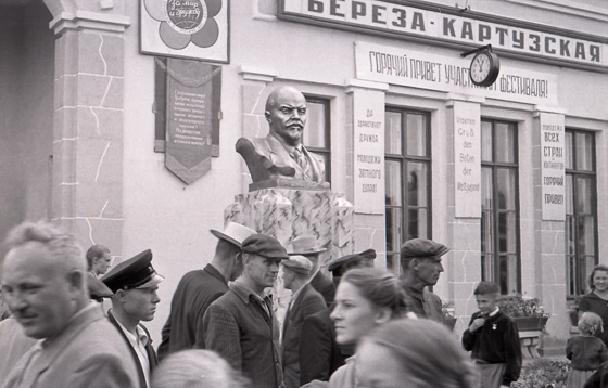 57-M01-0010-Bahnhof Byaroza-Lenin-Büste-560 57-M01-0010-Bahnhof Byaroza-Lenin-Büste-560