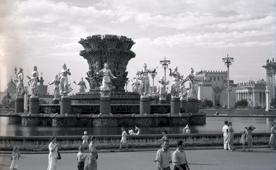 57-M02-0009-Brunnen No-1 mit Leuten-560 57-M02-0009-Brunnen No-1 mit Leuten-560