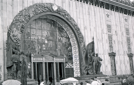 57-M02-0010-Eingang zum Ukraine-Pavillon-560 57-M02-0010-Eingang zum Ukraine-Pavillon-560
