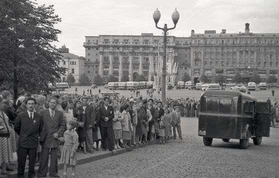 57-M03-0013-Schlange zum Leinin-Stalin-Mausoleum-1-560 57-M03-0013-Schlange zum Leinin-Stalin-Mausoleum-1-560
