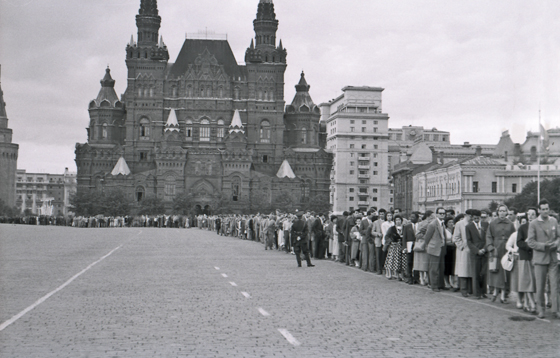 57-M03-0025-Schlange vor Lenin-Stalin-Mausoleum-3-1-560