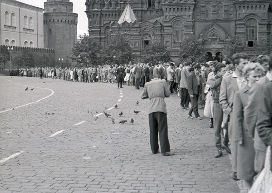 57-M03-0028-Schlange vor Lenin-Stalin-Mausoleum-4-560 57-M03-0028-Schlange vor Lenin-Stalin-Mausoleum-4-560