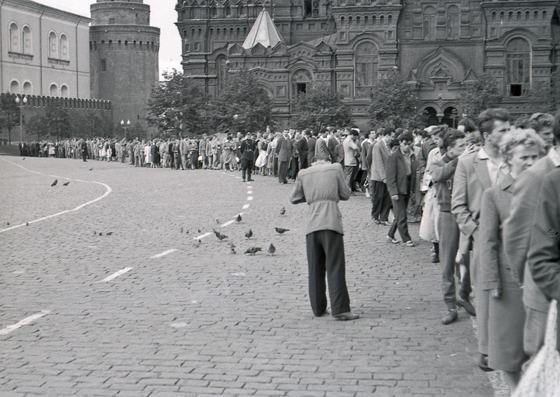 57-M03-0028-Schlange vor Lenin-Stalin-Mausoleum-4-560