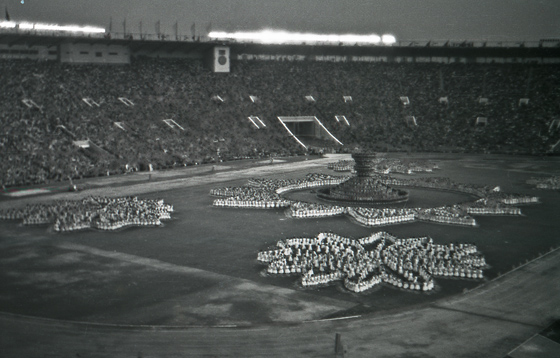 57-M08-0015-Stadion-Vorfhrungen-2-560