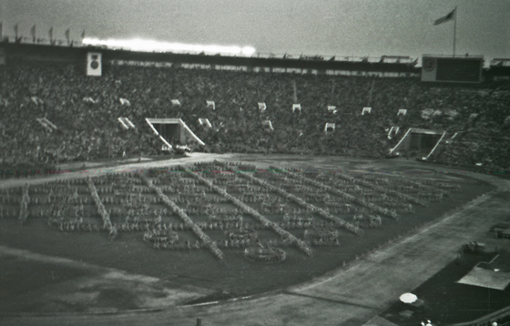 57-M08-0016-Stadion-Vorfhrungen-3-560