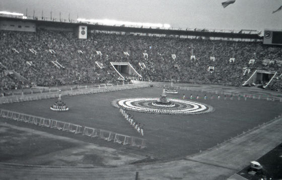 57-M08-0017-Stadion-Vorfhrungen-5-560