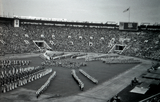 57-M08-0018-Stadion-Vorfhrungen-4-560