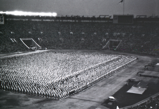 57-M08-0023-Stadion-Vorfhrungen-6-560