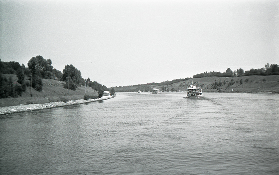 57-M08-0037-Konvoi auf dem Kanal-560