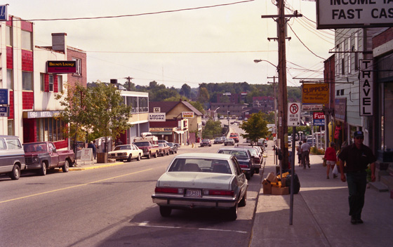 Canada (1986)-021-Seguin Street mit Travel & Liquor Store-1-561