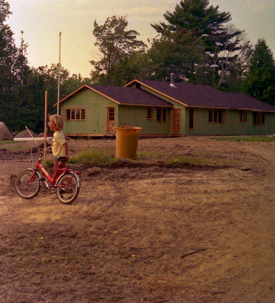 Canada (1986)-030-Eva mit Fahrrad + Wohnhaus-1-560 Canada (1986)-030-Eva mit Fahrrad + Wohnhaus-1-560