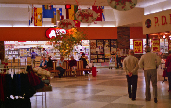 Canada (1986)-115--Parry Sound-Mall von Innen mit A&P-1-560 Canada (1986)-115--Parry Sound-Mall von Innen mit A&P-1-560