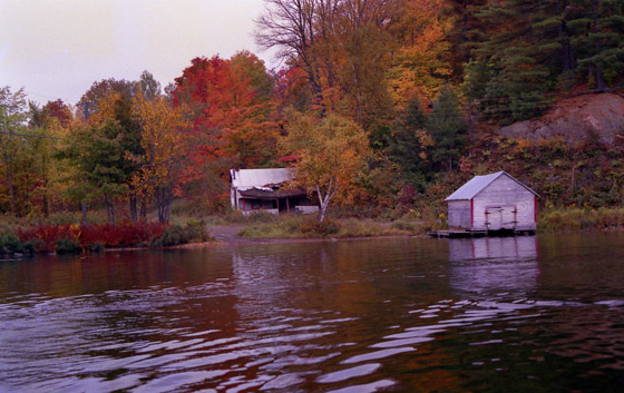 Canada (1986)-117-kaputtes Haus vom See aus-1-560 Canada (1986)-117-kaputtes Haus vom See aus-1-560