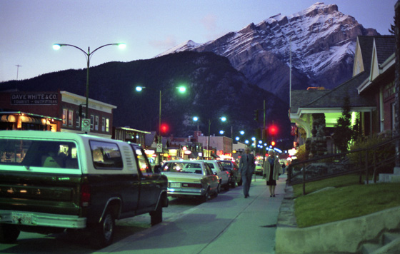 Canada (1986)-212-Banff-Hauptstraße-Abends-1-560 Canada (1986)-212-Banff-Hauptstraße-Abends-1-560