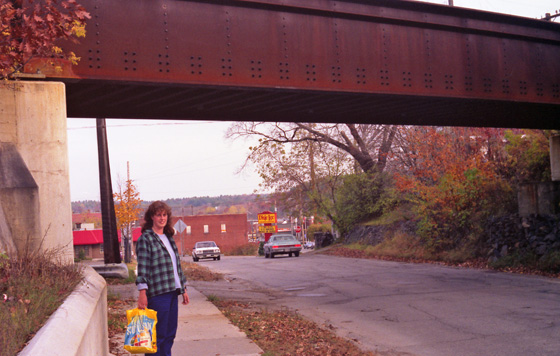 Canada (1986)-422-Unter der Eisenbahnbrücke richtung Städtchen 560