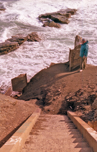 Canada (1986)-512-Sydney Mines-Bunkertreppe zum Meer mit Kater 520