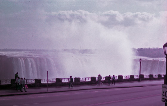 Canada (1986)-556-Niagara Falls-mit Kater und Geländer 560 Canada (1986)-556-Niagara Falls-mit Kater und Geländer 560