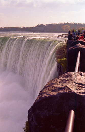 Canada (1986)-583-Niagara Falls-Am Rande mit Mauer 520