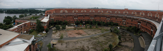 Kongresshalle_innenhof_gnu1742-560 Kongresshalle_innenhof_gnu1742-560