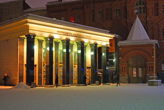 Ploshchad_Revolyutsii_and_Teatralnaya_(Moscow_Metro)-560