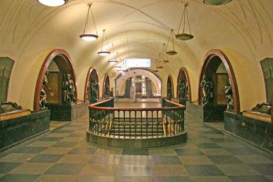 Ploshchad_revolyutsii_Metro_2010-560