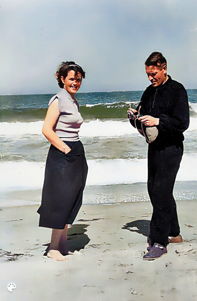 2 Reiseteilnehmer am Strand-2 sharpen denoisex2 inpaintx2 black