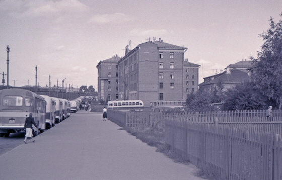 57-M03-0021-Straße zum Hotel mit Bussen-560 57-M03-0021-Straße zum Hotel mit Bussen-560
