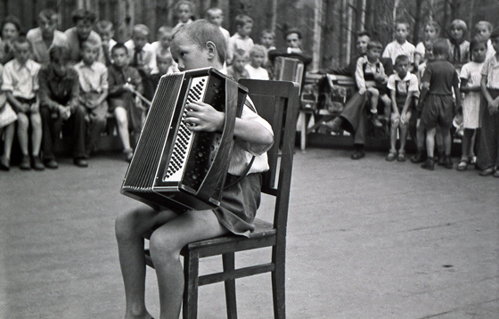 57-M05-0002-kleiner Zieh-Harmonika-Spieler-560 57-M05-0002-kleiner Zieh-Harmonika-Spieler-560