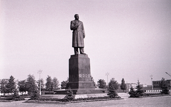 57-M05-0010-Stalindenkmal-2-x-560 57-M05-0010-Stalindenkmal-2-x-560