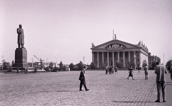 57-M05-0011-Stalindenkmal mit Säulenbau-x-560 57-M05-0011-Stalindenkmal mit Säulenbau-x-560
