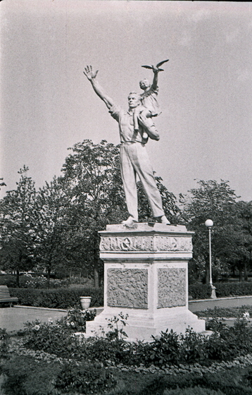 57-M05-0032-Arbeiterdenkmal im Park-x-H560