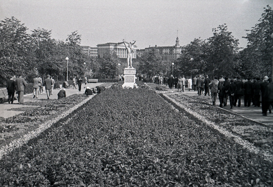 57-M05-0033-Park mit Denkmal-x-560 57-M05-0033-Park mit Denkmal-x-560