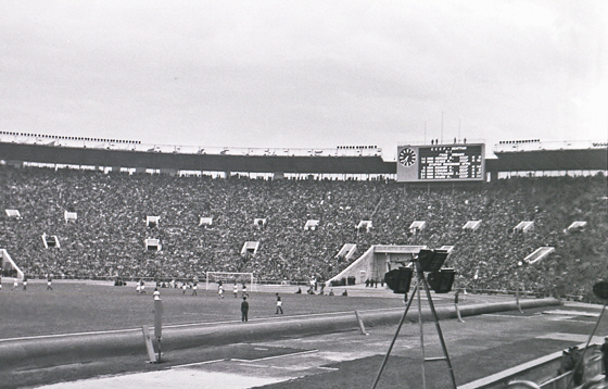 57-M06-0027-Fußball-Länderspiel-560 57-M06-0027-Fußball-Länderspiel-560