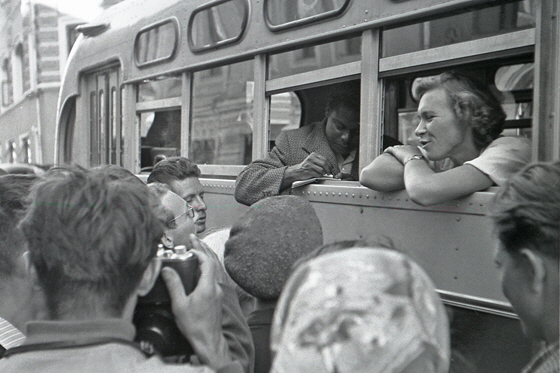 57-M06-0033-Bus+Bevölkerung-560 57-M06-0033-Bus+Bevölkerung-560