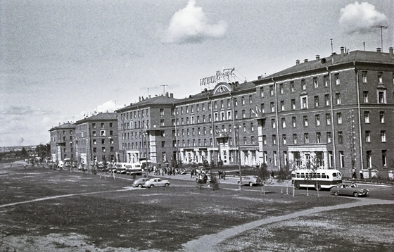 57-M07-0001-Hotel Wostok vom Bahndamm aus-560 57-M07-0001-Hotel Wostok vom Bahndamm aus-560