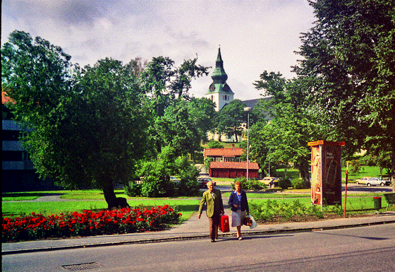 81-02-0024-Hudiksvall-Reisende, aufgehellt, inpaint-560 81-02-0024-Hudiksvall-Reisende, aufgehellt, inpaint-560