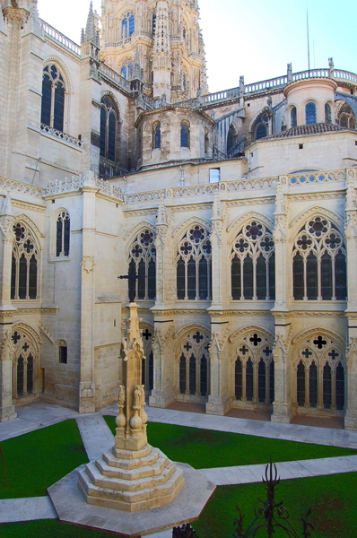 Burgos_Cathedral_Cloister-H560