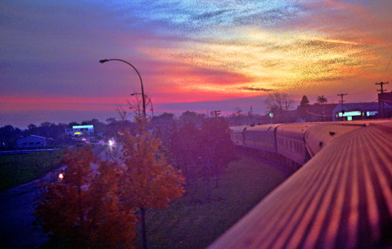 Canada (1986)-451-Ontario-Zug fährt abends in einem Ort-sharpen-560