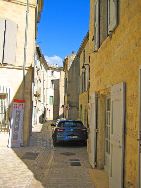 IMG_9227-Auto in der Gasse-H600