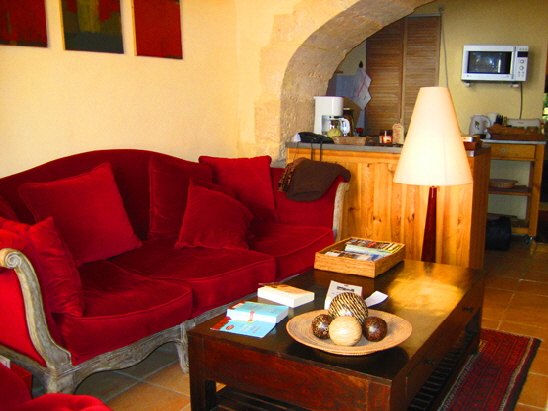 IMG_9240-Wohnung - rote Couch Richtung Küche-560