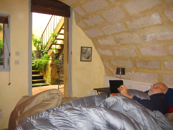 IMG_9253-Lesen mit Kindle-Tablet im Bett-560 IMG_9253-Lesen mit Kindle-Tablet im Bett-560