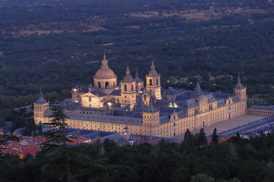 Monasterio_de_El_Escorial,_vista_nocturna-560 Monasterio_de_El_Escorial,_vista_nocturna-560