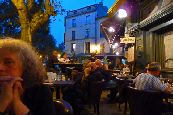 P1040998-Uzès - Vieux Café - gen Abend-560