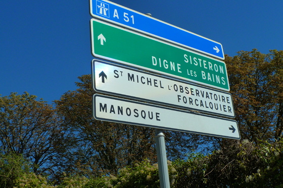 P1050215-Straenschild-Digne-les-Bains uws-560