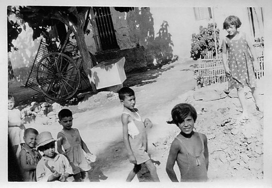 Szene mit Kindern-2, sharpen, denoise, black&white, inpaint, pse7-560 Szene mit Kindern-2, sharpen, denoise, black&white, inpaint, pse7-560