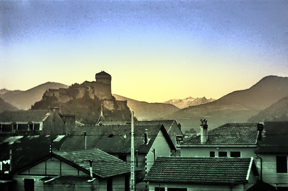 img065-Eine Stadt mit Burg, sharpen, denoise, black&white, inpaint, color5-560 img065-Eine Stadt mit Burg, sharpen, denoise, black&white, inpaint, color5-560